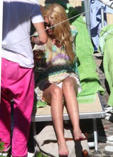 Tara Reid feet photo thumbnail