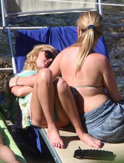 Tara Reid feet photo thumbnail