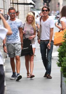 Tara Reid feet photo thumbnail