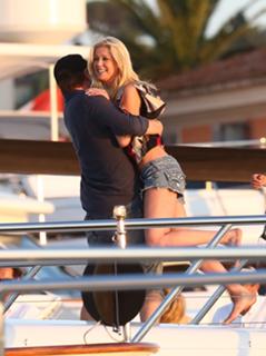 Tara Reid feet photo thumbnail