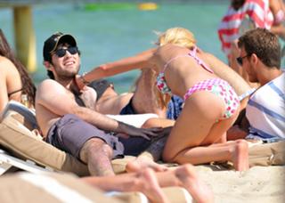 Tara Reid feet photo thumbnail