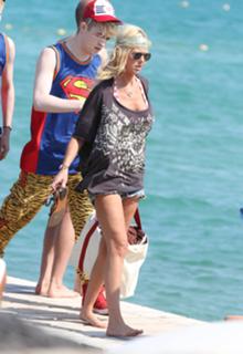 Tara Reid feet photo thumbnail