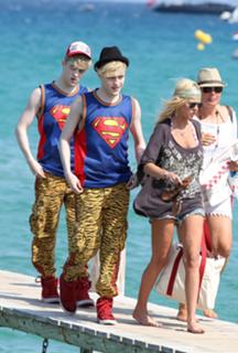 Tara Reid feet photo thumbnail