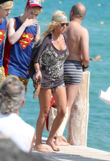Tara Reid feet photo thumbnail