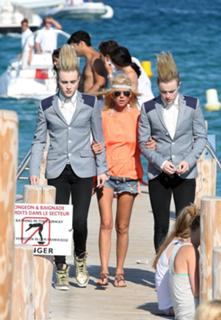Tara Reid feet photo thumbnail