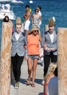 Tara Reid feet photo thumbnail