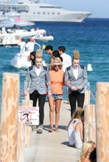Tara Reid feet photo thumbnail