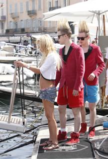 Tara Reid feet photo thumbnail