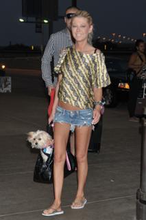 Tara Reid feet photo thumbnail