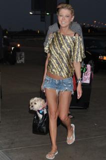 Tara Reid feet photo thumbnail