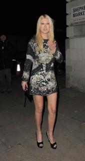 Tara Reid feet photo thumbnail