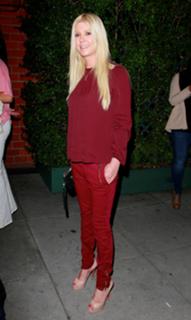 Tara Reid feet photo thumbnail