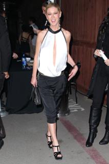 Tara Reid feet photo thumbnail