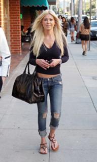 Tara Reid feet photo thumbnail
