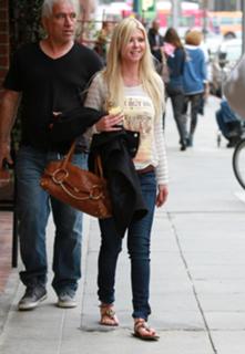 Tara Reid feet photo thumbnail