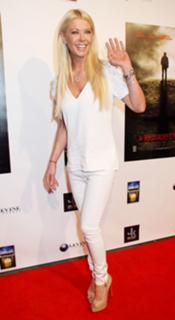 Tara Reid feet photo thumbnail