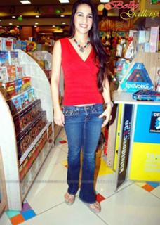 Tara Sharma feet photo 3