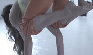 Tara Stiles feet photo thumbnail