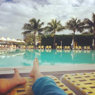 Tara Stiles feet photo thumbnail