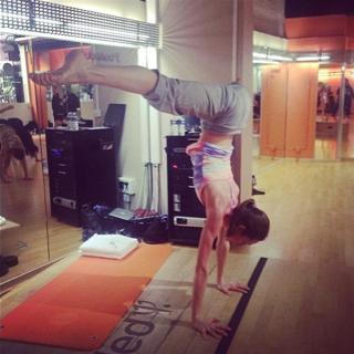 Tara Stiles feet photo thumbnail
