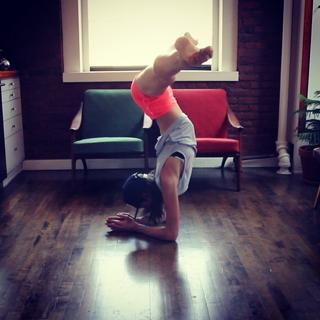 Tara Stiles feet photo thumbnail