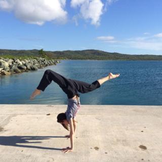 Tara Stiles feet photo thumbnail
