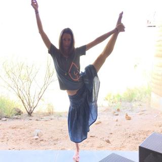 Tara Stiles feet photo thumbnail
