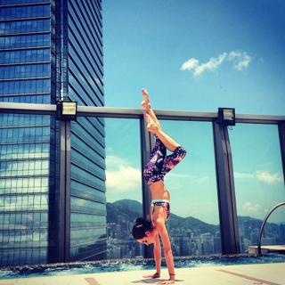 Tara Stiles feet photo thumbnail