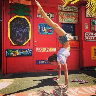 Tara Stiles feet photo thumbnail