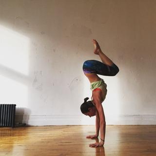 Tara Stiles feet photo thumbnail