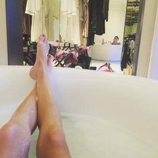 Tara Stiles feet photo thumbnail