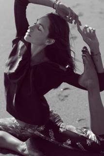 Tara Stiles feet photo thumbnail