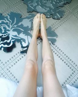 Tara Stiles feet photo thumbnail