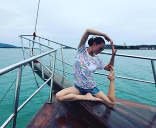 Tara Stiles feet photo thumbnail