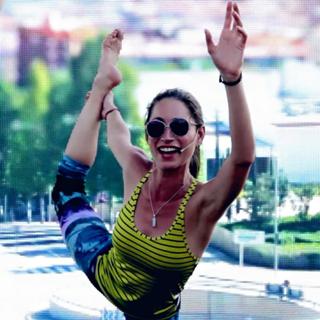 Tara Stiles feet photo thumbnail