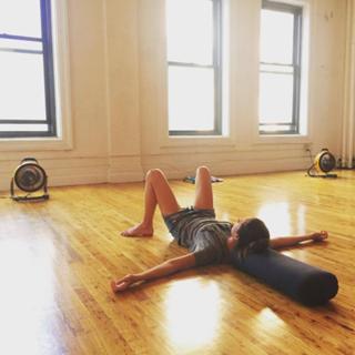Tara Stiles feet photo thumbnail