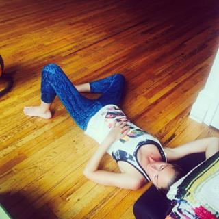 Tara Stiles feet photo thumbnail