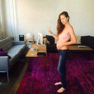 Tara Stiles feet photo thumbnail