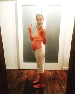 Tara Stiles feet photo thumbnail