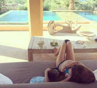 Tara Stiles feet photo thumbnail