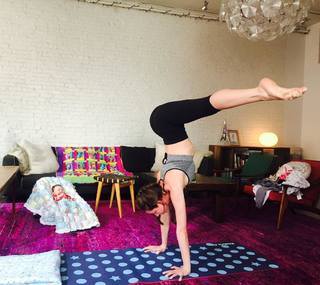 Tara Stiles feet photo thumbnail