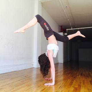 Tara Stiles feet photo thumbnail