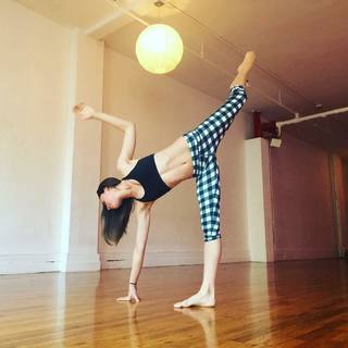 Tara Stiles feet photo thumbnail