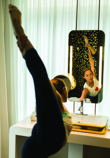 Tara Stiles feet photo thumbnail