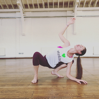 Tara Stiles feet photo thumbnail