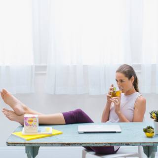 Tara Stiles feet photo thumbnail