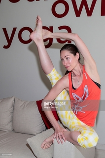 Tara Stiles feet photo thumbnail