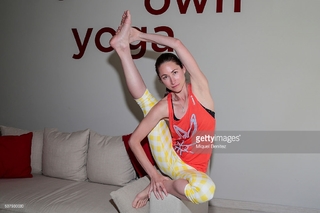 Tara Stiles feet photo thumbnail