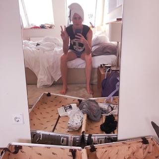 Tara Stiles feet photo thumbnail
