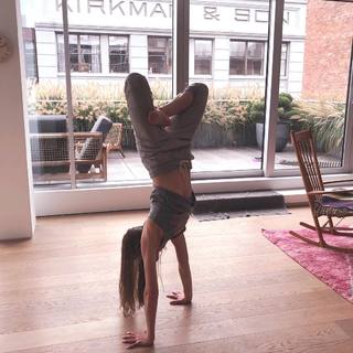 Tara Stiles feet photo thumbnail